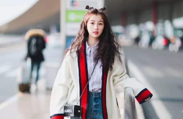 明星们以微博小号为宣泄口，怼天怼地怼网友，一不小心上了热搜